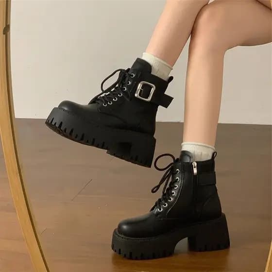 Estilo britânico 2026 outono botas de moda de sola grossa ano salto grosso inverno aumentando pequenas botas curtas novo