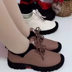Tênis de couro genuíno feminino 2025 novo estilo mãe sapatos sola macia antiderrapante idosos de meia-idade plana confor