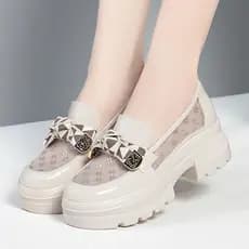 Mocassins de malha 2026 novo estilo sapatos femininos couro macio sola macia dedo do pé largo sapatos de couro confortáv