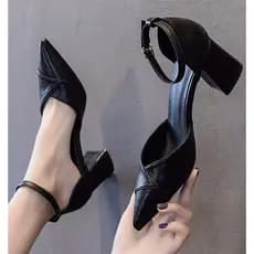 Marca de salto alto feminino 2025 verão novo estilo dedo do pé apontado salto grosso alça de uma palavra moda sapatos fe