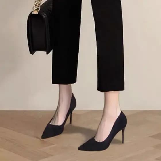 Salto alto feminino 2023 verão novo estilo camurça All-Match apontou Stiletto etiqueta profissional sapatos preto sapato