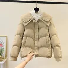 2025 inverno novo estilo gola de boneca pequena jaqueta acolchoada moda curta acolchoada jaqueta solta grossa para baixo