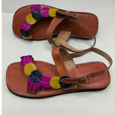 Sandalia Chinelo de Couro Rasteirinha Couro Legitimo Modelo Bolinhas Confortável Sola Ant Derrapante