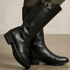 Bota Monalisa Feminina Cano Alto Preta e Café Couro Sintético Salto Fivela Confortável Moda