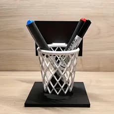 Suporte para Canetas em Forma de Cesta de Basquete Impresso em 3D - Organizador de Mesa Criativo com Base Preta e Design