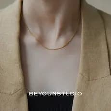 Corrente lisa feminina empilhável de estilo básico dourado diferente elegante