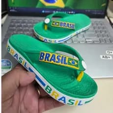 "Sandália Infantil Brasil Menino Menina Conforto e Estilo para o Pequeno Torcedor"