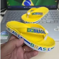 "Chinelo Baby Brasil Verde e Amarelo: Durabilidade e Orgulho em Cada Passo