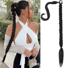Tranças de cabelo liso podem ser usadas para estilizar o cabelo feminino em um formato de coque torcido.