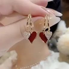 Um par de brincos pendentes em formato de coração de estilo vintage - Joias femininas elegantes, versáteis e fáceis de u
