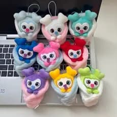 Chaveiro de pelúcia fofo do ídolo de Kpop TWICE, um acessório indispensável para fãs.