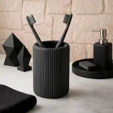 Porta escovas decorativo canelado preto minimalista para bancada do banheiro compacto e elegante