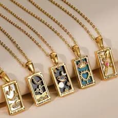 Colar de Tarô Colorido, Pingente de Sol e Lua, Colar Banhado a Ouro 18K, Colar com Pingente de Tarô Quadrado Esmaltado C