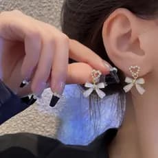 Novo estilo de brincos de borboleta femininos, versáteis, temperamento, amor, brincos de pérolas, elegantes, luxuosos