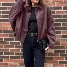 Jaqueta bomber feminina de outono e inverno com mangas de morcego, zíper, corte solto e textura de camurça.