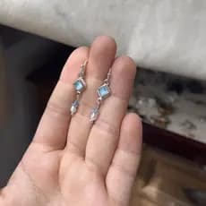 [Estoque pronto] Cool Feeling Doce Azul em Forma de Diamante Pérola Gancho de Orelha Feminino Luz Luxo High-End Temperam