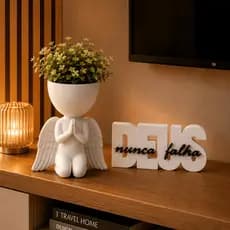 Kit Letreiro Deus Nunca Falha + Vaso Orando Decoração Cristã Evangélica Sala Quarto Mesa Escritório