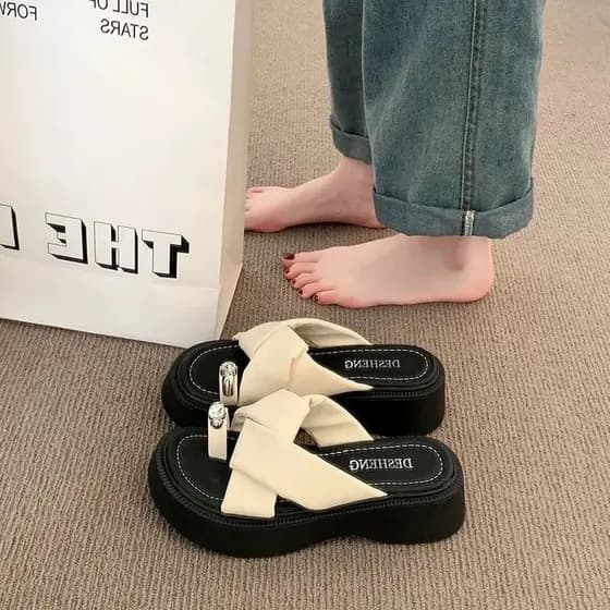 Moda de sola grossa cruz cinta sandálias chinelos sapatos femininos 2026 novo estilo verão All-Match influenciador prata