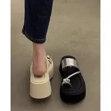 Pisando na merda sandálias de sola grossa mulheres verão exterior Wear moda 2026 novo estilo sandálias de strass Flip-Fl
