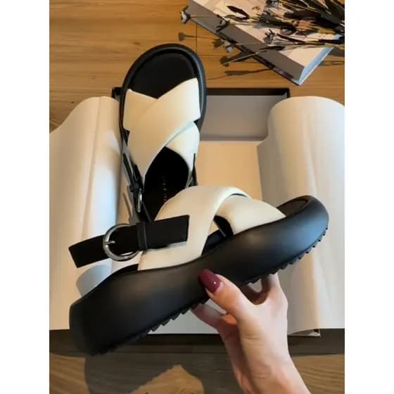 Sandálias femininas 2026 novo estilo Design elegante sola grossa All-Match Casual sapatos romanos merda-piso nuvem pão s