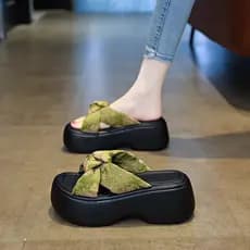 Lindo arco chinelos de sola grossa feminino verão exterior Wear 2025 novo estilo Flip-Flops pequenas sandálias de praia