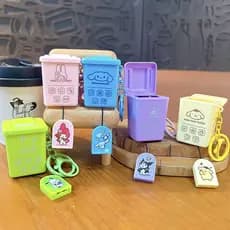 [Estoque pronto] Lixeira de desenho animado Pull-out Bounce boneca chaveiro divertido descompressão brinquedo de estudan