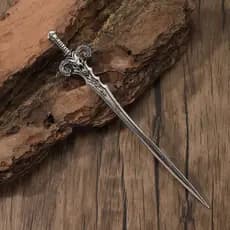 Acessório de cabelo com caveira viking retrô e espada com cabeça de carneiro, imponente e único, estilo gótico moderno.