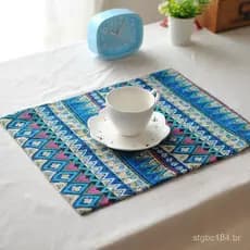Exquisito caminho de mesa e jogos americanos de algodão e linho estampados com elegantes padrões de porcelana azul e bra