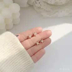 Elegantes brincos de prata esterlina com estrelas de quatro e cinco pontas, pérolas incrustadas de diamantes, mini brinc