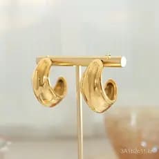 Brincos elegantes em formato de C com design minimalista de outono e inverno, com ferragens de aço titânio, para meninas