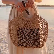 Nova bolsa de palha vazada, bolsa de malha tecida em estilo fada, elegante e moderna, com alça de madeira redonda, bolsa