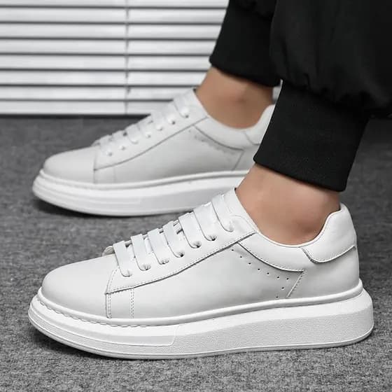 Moda novo estilo tênis masculino camada superior couro genuíno respirável sola grossa elevada plana tênis casuais branco