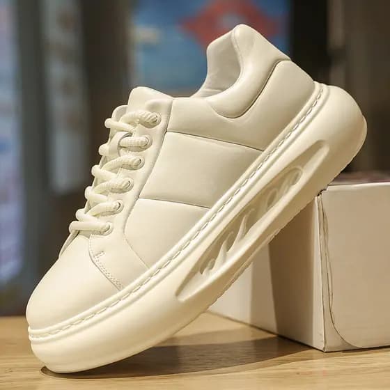 2026 primavera novo estilo britânico sapatos brancos masculinos de sola grossa aumentada versão coreana All-Match sapato