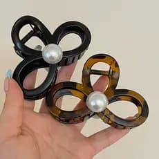 Coreano pérola arco grampo de cabelo feminino 2025 novo estilo High-End cabeça traseira tubarão clipe acrílico cocar