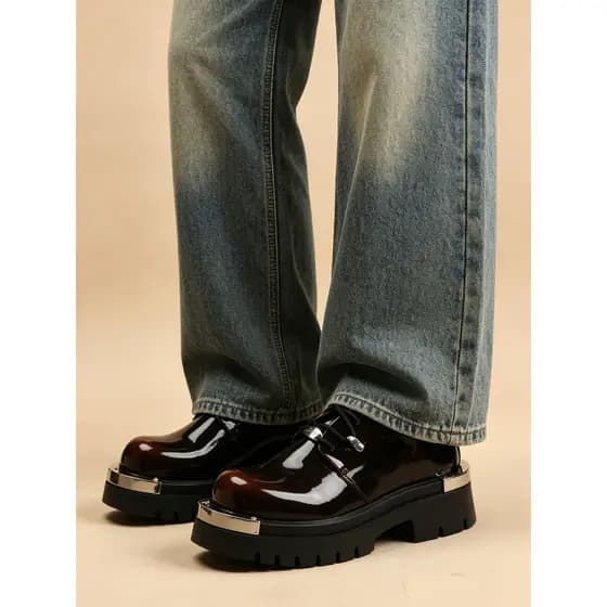 Estilo britânico couro envernizado Derby sapatos masculinos de sola grossa aumentada rendas Metal brilhante único sapato