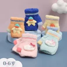 Bebê de 1 ano fofo inverno sem dedos