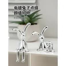 Influenciador criativo dos desenhos animados sentado coelho de orelhas compridas ornamentos luz luxo High-End sala de es