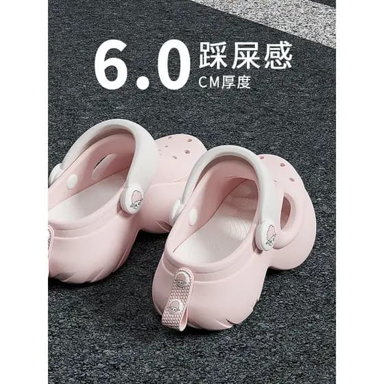 2026 novo estilo chinelos femininos verão exterior buraco sapatos femininos de sola grossa aumentada 6.0cm pequena praia