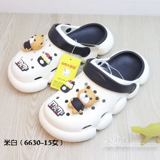 Pisando na merda sapatos de sola grossa buraco feminino exterior Wear verão 2024 novo estilo Baotou eva casal sandálias