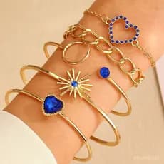 Conjunto de pulseiras em camadas adornadas com pedras preciosas