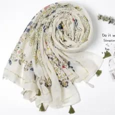 Elegante e sereno lenço de algodão e linho em estilo florestal com estampa de videiras florais, franjas feitas à mão, le