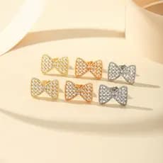 [Estoque pronto] Feel Temperamento Incrustado Zircão Cheio de Diamante Arco Brincos Femininos Simples Estilo Legal Brinc