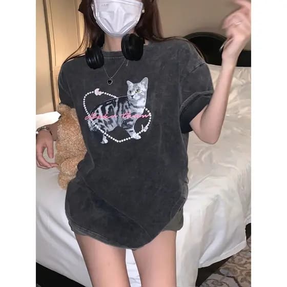 Camiseta rasgada e desgastada com estampa de gato
