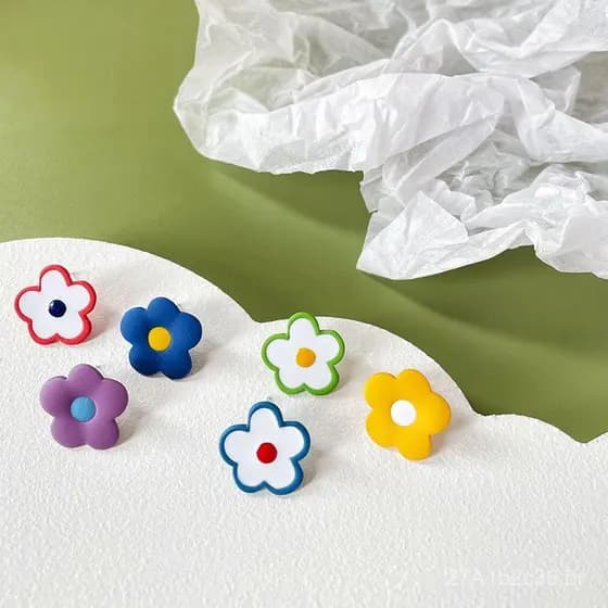 Brincos pequenos e coloridos com efeito de óleo, brincos lacados delicados e delicados, clipes de orelha frescos e jovia