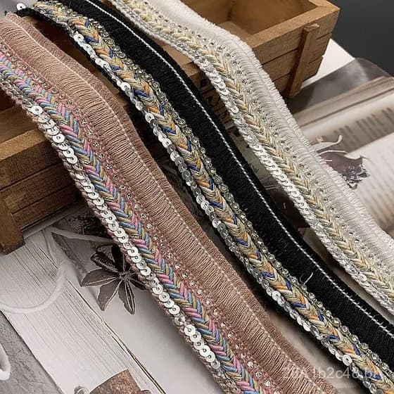 Material do calçado do fabricante: fita finamente tecida com combinação de borlas e lantejoulas com strass, fio de seda