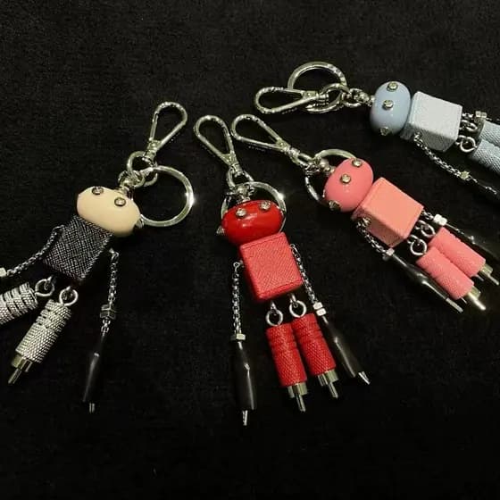 P casa robô pingente chaveiro saco de couro pendurado combinando ferramenta útil esmalte triângulo emblema pingente uma