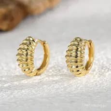 E0372 Brincos em formato de croissant banhados a ouro verdadeiro para mulheres, elegantes, com textura metálica geométri