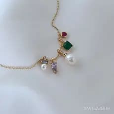 Moderno, elegante, luxo discreto, estilo feminino delicado e refinado, design exclusivo e requintado, colar com múltiplo