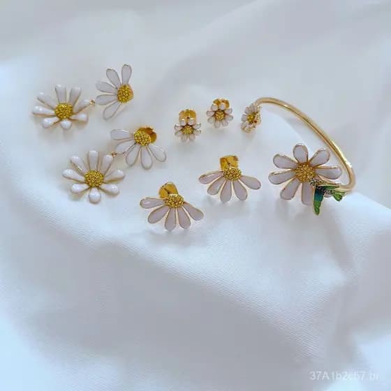 Novo design floral de jardim com estames amarelos, esmalte brilhante, flores de margarida brancas, brincos frescos, puls