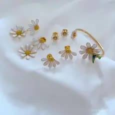 Novo design floral de jardim com estames amarelos, esmalte brilhante, flores de margarida brancas, brincos frescos, puls